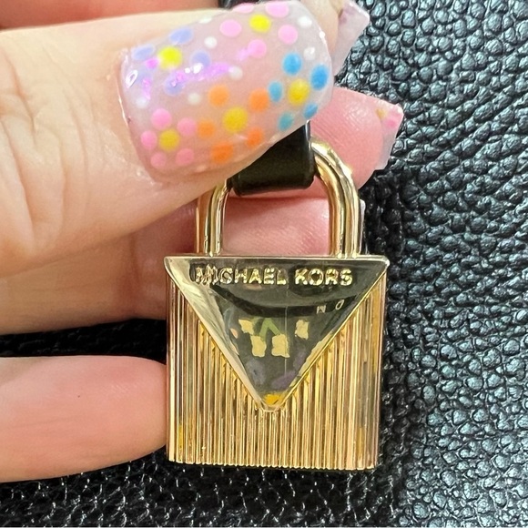 EUC Michael Kors Mercer Gallery Tote - Picture 9 of 10